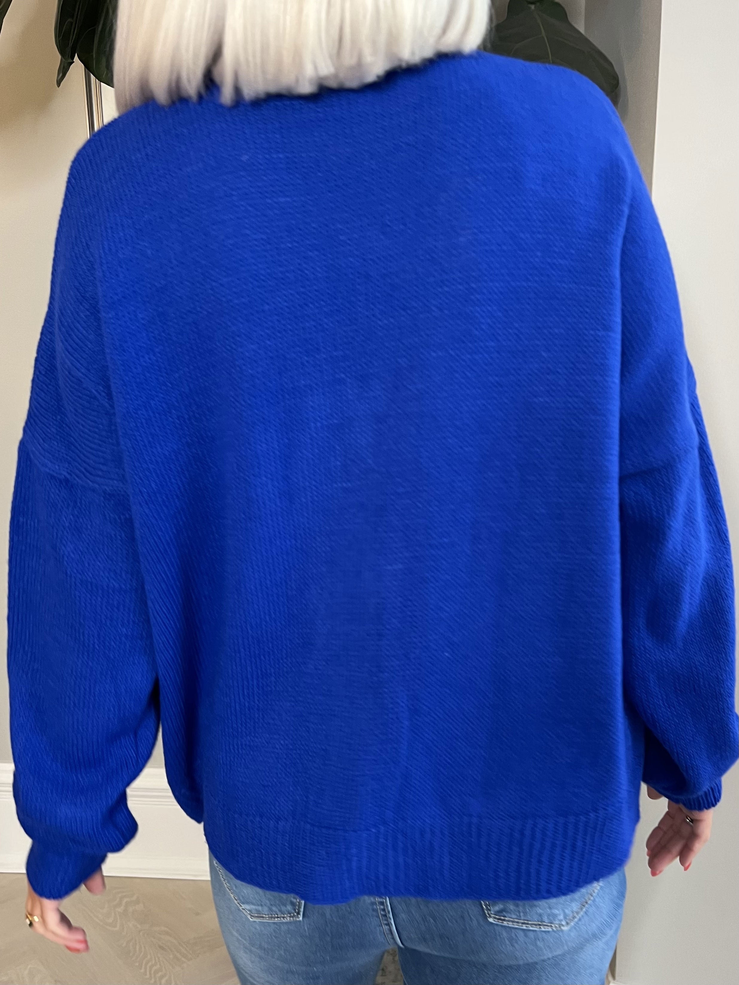 Susana - Kort stickad kofta med glänsande knappar